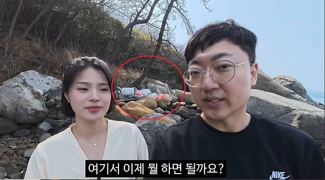 유튜버 김선태씨가 전남도청 관계자와 방문한 금죽도에 폐어구들이 널려 있는 모습. 유튜브 채널 '김선태' 캡처