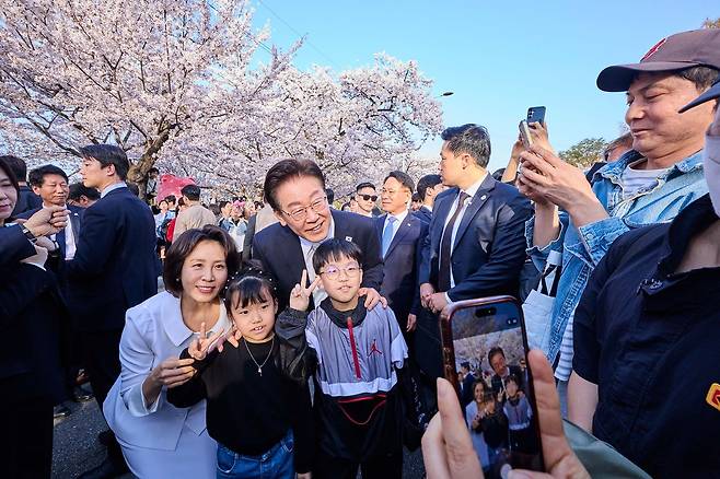 이재명 대통령과 김혜경 여사가 5일 오후 서울 여의도 윤중로를 찾아 시민들과 기념사진을 찍고 있다. 사진 청와대