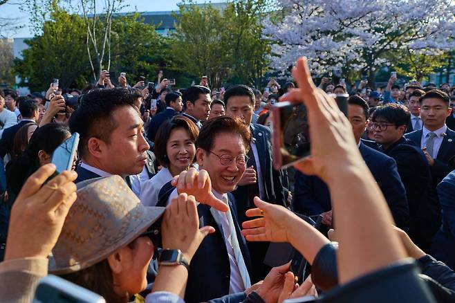 이재명 대통령과 김혜경 여사가 5일 오후 서울 여의도 윤중로를 찾아 시민들과 기념사진을 찍고 있다. 사진 청와대