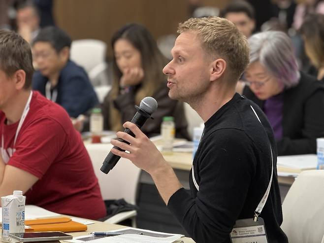 독일 출신의 펠릭스 릴 기자가 2일 경기도 수원시 경기도의회에서 박호순 의정국장을 향해 질문하고 있다. /한국기자협회