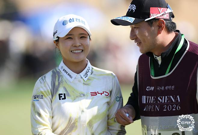 더 시에나 오픈 4라운드 18번 홀 경기를 마치고 환하게 웃는 고지원