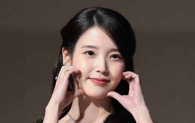배우 아이유가 6일 오후 서울 강남구 조선팰리스 서울 강남에서 열린 MBC 새 금토드라마 ‘21세기 대군부인’(극본 유지원/연출 박준화) 제작발표회에 참석해 포즈를 취하고 있다. /사진=뉴스1