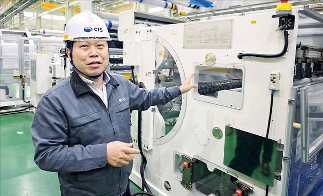 이춘석 씨아이에스 생산기술1센터장이 지난 3일 대구 공장에서 전극 공정 장비에 대해 설명하고 있다.  성상훈 기자