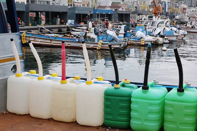 면세유 가격이 오른 첫날인 1일 오전 부산 기장군 대변항에서 한 어민의 트럭에 기름통이 놓여 있다. 연합뉴스