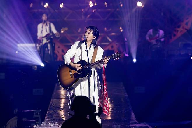 지난 1월 서울 송파구 티켓링크 라이브 아레나(핸드볼경기장)에서 열린 터치드의 단독 콘서트 <하이라이트 4>에서 밴드 터치드의 프론트퍼슨 윤민이 무대를 선보이고 있다. MPMG 제공