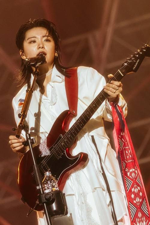 지난 1월 서울 송파구 티켓링크 라이브 아레나(핸드볼경기장)에서 열린 터치드의 단독 콘서트 <하이라이트 4>에서 밴드 터치드의 프론트퍼슨 윤민이 무대를 선보이고 있다. MPMG 제공