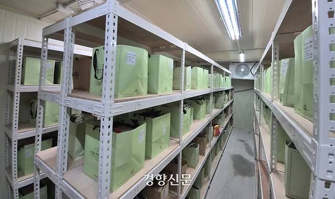 ‘으능이랑 성심이랑 상생센터’ 내 냉장보관소가 2024년 9월21일 방문객들이 맡겨 놓은 성심당 케이크로 가득 차 있다. 강정의 기자