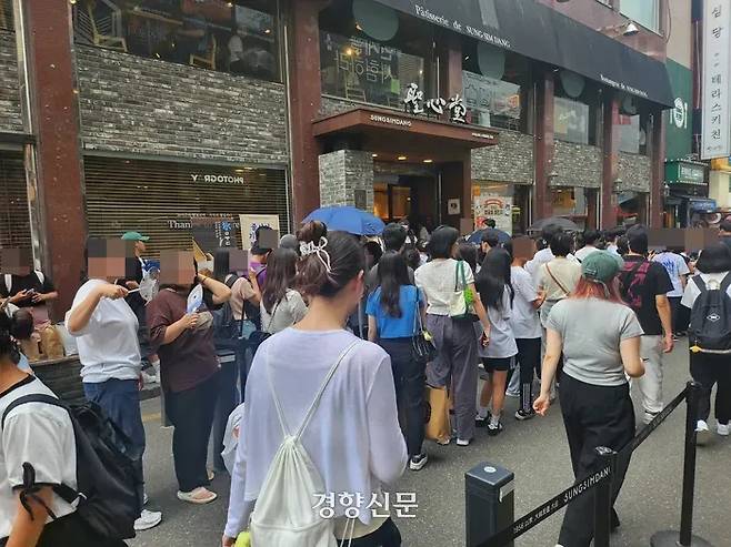 대전을 대표하는 유명 빵집인 성심당이 2024년 7월25일 방문객들로 붐비고 있다. 강정의 기자