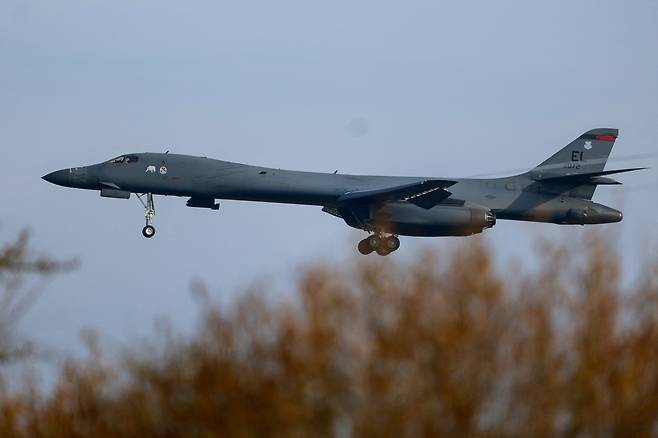 미국 공군 B-1B 폭격기가 지난달 21일(현지시간) 영국 페어퍼드 공군기지에 착륙하고 있다. 이 기지는 미국 공군이 사용하는 시설로 미국과 이스라엘의 이란 공습에 활용되고 있다. 로이터연합뉴스