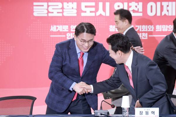 국민의힘 장동혁 대표가 6일 인천 남동구 인천시당에서 열린 현장 최고위원회의에 참석해 같은 당 윤상현 의원과 인사하고 있다. 연합뉴스