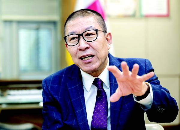박형준 부산시장이 지난 5일 부산시청 집무실에서 국제신문과 인터뷰를 하고 있다.  이원준 기자 windstorm@kookje.co.kr