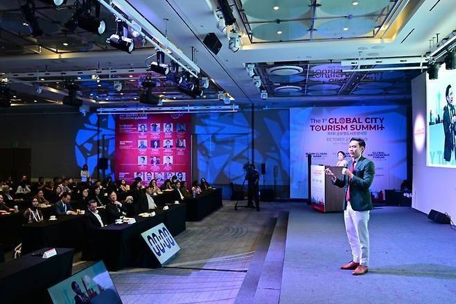 아고다 관계자가 지난해 10월 28일 부산 해운대 파라다이스호텔에서 열린 ‘제1회 글로벌도시관광서밋(GCTS)’에서 ‘OTA 관점에서 본 도시관광의 미래’를 주제로 발표하고 있다. /글로벌도시관광서밋 사무국 제공