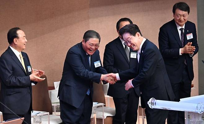 이재명 대통령이 5일 서울 여의도순복음교회에서 열린 2026 부활절 연합예배에서 소강석 목사와 인사를 하고 있다. 청와대사진기자단