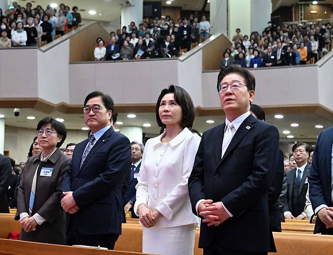 우원식 국회의장이 이재명 대통령과 김혜경 여사와 함께 5일 서울 여의도순복음교회에서 열린 2026 부활절 연합예배를 드리고 있다.청와대사진기자단