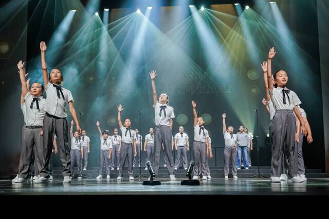 포천시립예술단 소년소녀합창단이 무대에서 공연을 펼치고 있다. 포천시 제공