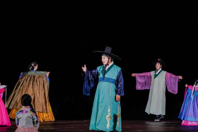 용신과 도깨비 공주의 사랑 이야기를 바탕으로 만들어진 창작 실경뮤지컬에서 시민배우로 참여한 백영현 시장이 연기하고 있는 모습. 포천시 제공