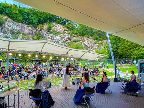 포천아트밸리 야외 공연장에서 관광객들이 공연을 관람하며 현장을 즐기고 있다. 포천시 제공