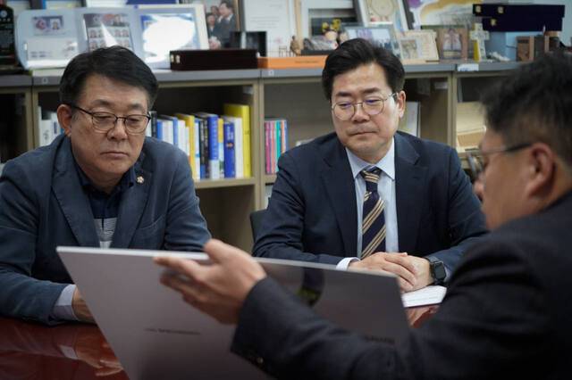 6일 더불어민주당 박찬대 국회의원(연수갑)과 같은 당 허종식 의원(동·미추홀갑)이 롯데건설 민자사업부문의 현세인 상무 등과 미팅을 갖고 합리적인 통행료 산정 방안 마련과 지역 건설 업체의 공사 참여를 당부하고 있다. 박 의원실 제공