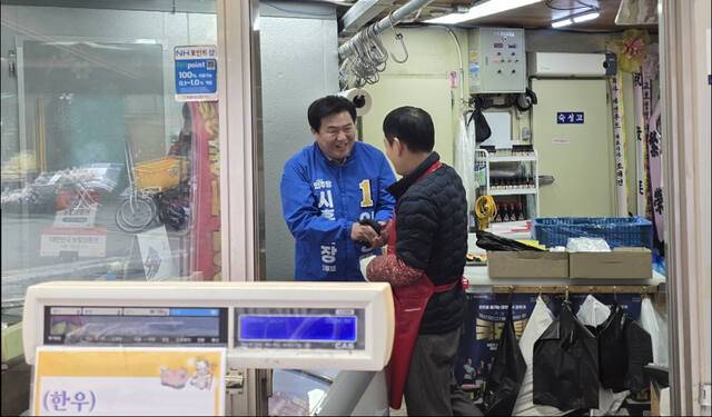 임병택 시흥시장이 6일 시흥시장 선거 예비후보로 등록하고 삼미시장을 찾아 상인들과 인사를 나누고 있다. 임병택 시흥시장 예비후보 선거사무소 제공