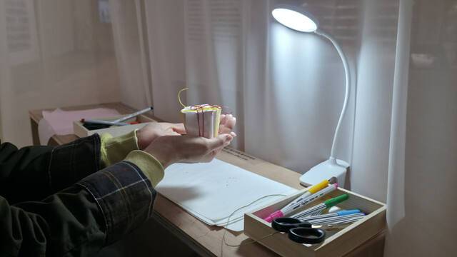 김선 작가의 신작 ‘마음의 기화’. 관람객은 종이에 태우고 싶은 감정과 기억을 기록하고, 이를 실을 활용해 도자에 엮거나 묶을 수 있다. 이는 작가와 함께하는 태움 의식과 재배치고 완성된다. 이나경기자