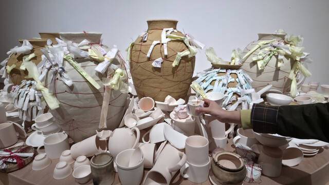 김선 작가의 신작 ‘마음의 기화’. 관람객은 종이에 태우고 싶은 감정과 기억을 기록하고, 이를 실을 활용해 도자에 엮거나 묶을 수 있다. 이는 작가와 함께하는 태움 의식과 재배치고 완성된다. 이나경기자