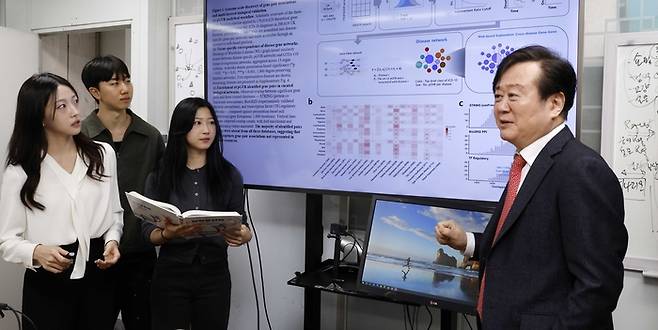 올해 서울대 의대 신입생 135명중 30명이 창업동아리 ‘MDwinners’에 가입했다. 이들의 가입 원서에는 “AI, 대체불가능, 넓은 세상, 도전” 같은 키워드가 많았다. 지도교수인 김주한 서울대 의대 교수가 학생들에게 20년 전 동아리 설립 일화를 이야기하고 있다. [김호영기자]