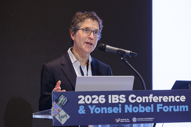 데이비드 베이커 워싱턴대 생화학과 교수가 6일 연세대에서 열린 ‘기초과학연구원(IBS) 컨퍼런스’에서 발언하고 있다. [사진=연세대]