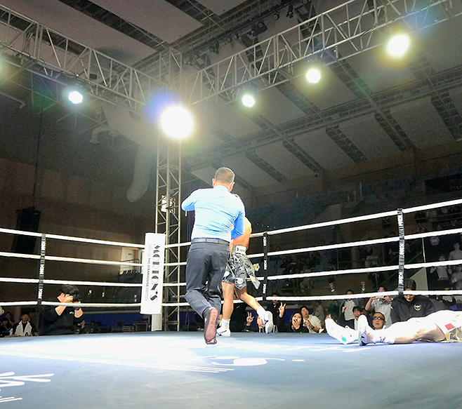 세계복싱협회 라이트급 아시아 챔피언 최시로가 2026년 4월 경기도 남양주체육문화센터 특설 링 타이틀 2차 방어전 3라운드 도전자 조반니 카브레라 미올레티한테 다운을 뺏은 후 주심의 지시에 따라 중립 코너로 이동하고 있다. 사진=한국복싱커미션 KBM