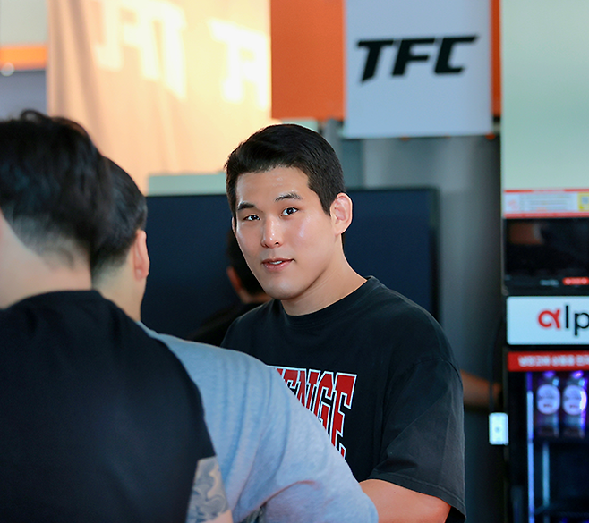 2026년 3월 경기도 고양시 일산동구 몬스터하우스에서 열린 종합격투기 대회 TFC 드림 08에 KTT 세컨드로 참여한 이이삭. 오는 5월 대한민국 UFC 25호 파이터 데뷔를 앞두고 있다. 사진=랭크파이브 이교덕 기자 제공