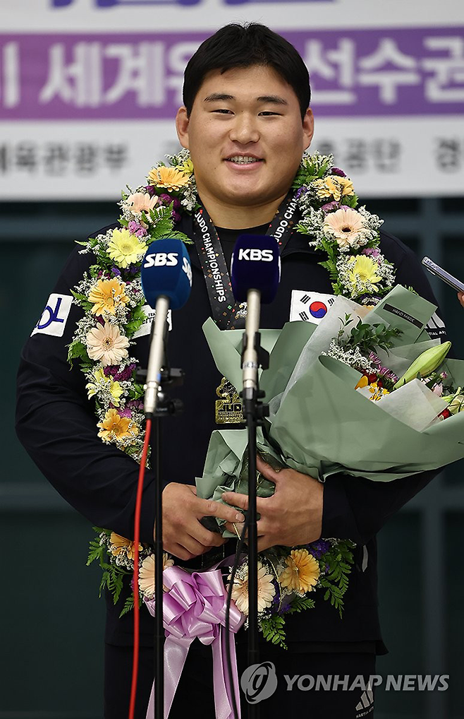 김민종이 2024년 5월 제37회 국제유도연맹 세계선수권대회 남자 +100㎏ 금메달 획득 후 귀국 인터뷰를 하고 있다. 사진=연합뉴스 제공