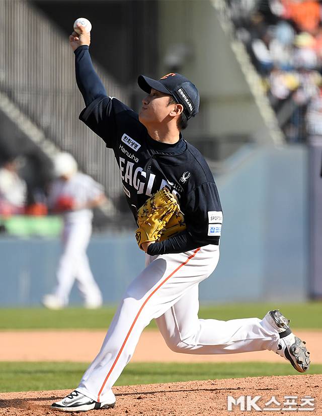 5일 서울 잠실야구장에서 ‘2026 프로야구’ 한화 이글스와 두산 베어스의 경기가 열렸다. 7회말 한화 김범준이 역투하고 있다. 사진(잠실 서울)=천정환 기자