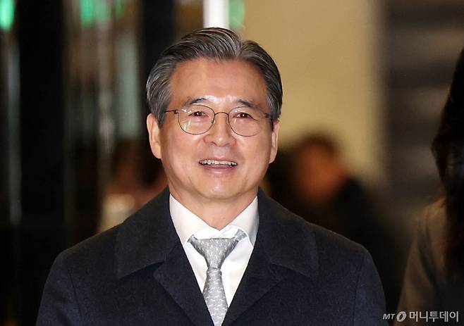 (서울=뉴스1) 박지혜 기자 = 김용범 청와대 정책실장이 9일 서울 중구 대한상공회의소에서 열린 10대 그룹 사장단과 비공개 간담회에 참석하기 위해 회의장으로 입장하고 있다. 이날 청와대는 삼성·SK·현대차·LG 등 10대 그룹 사장단과 만나 올해 투자·고용 계획을 논의한다. 2026.1.9/뉴스1 Copyright (C) 뉴스1. All rights reserved. 무단 전재 및 재배포, AI학습 이용 금지. /사진=(서울=뉴스1) 박지혜 기자