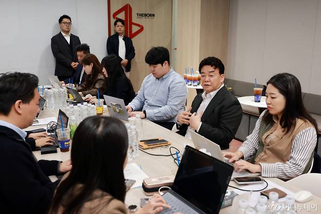 (서울=뉴스1) 이호윤 기자 = 백종원 더본코리아 대표가  31일 서울 서초구 더본코리아별관에서 열린 기자간담회에서 취재진 질문에 답변하고 있다. 2026.3.31/뉴스1  Copyright (C) 뉴스1. All rights reserved. 무단 전재 및 재배포,  AI학습 이용 금지. /사진=(서울=뉴스1) 이호윤 기자