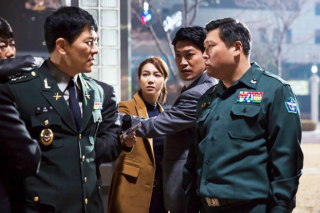 '방산 비리'는 영화나 드라마의 단골 소재다. 2018년 개봉한 영화 '1급기밀'의 한 장면. 영관 장교인 주인공(좌, 김상경)은 방산 비리 내부고발자로 등장한다. 이 과정을 기자(가운데 왼쪽, 김옥빈)가 취재한다. 오른쪽 두 인물은 비리를 기획하고(우, 최무성) 실무를 맡은(가운데 오른쪽, 최귀화) 빌런이다. /사진제공=리틀빅픽쳐스