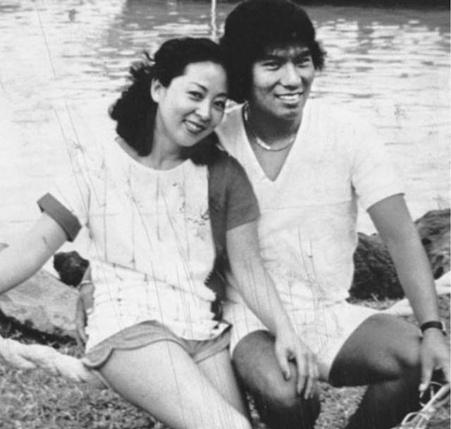 나훈아(오른쪽)와 김지미가 함께 살 때. 자료사진