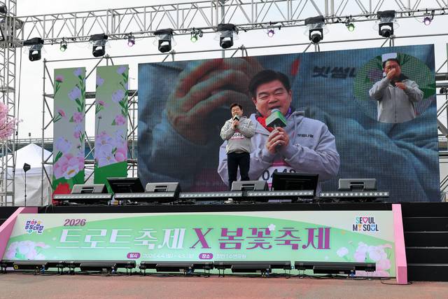 이필형 동대문구청장이 5일 ‘거북이 걷기대회’에서 인사말을 하고 있다. 동대문구청 제공