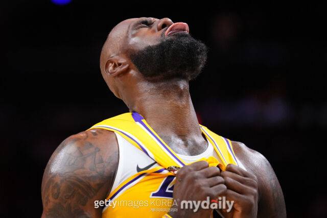 아쉬워하는 르브론. /게티이미지코리아