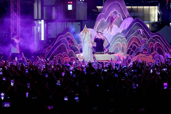 뉴진스님이 서울 종로구 조계사 앞 사거리에서 2024년 5월 열린 부처님오신날 연등행사 때 EDM(일렉트로닉 댄스 뮤직) 파티 DJ를 맡아 공연하고 있다.  [뉴시스]