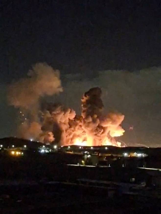 도널드 트럼프 미국 대통령이 이란을 파괴한 뒤 글로벌 공급망 질서를 재편하는 인도-중동-유럽 경제회랑(IMEC)을 구상하고 있다는 관측이 나온다. 사진은 이란 이스파한 지역이 지난달 31일(현지시간) 공습 당해 불길과 함께 연기가 피어오르는 모습. [로이터]