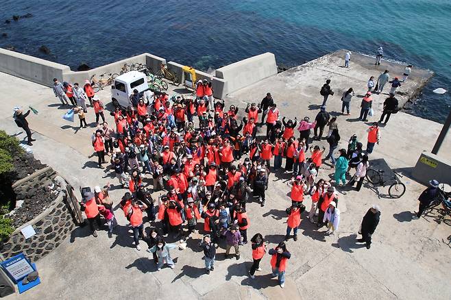 “미래야~ 걱정마. 더 예쁘고 오래가도록 만들어놓을께~” 한국관광공사 직원과 비양도 남녀노소의 식목일 다짐