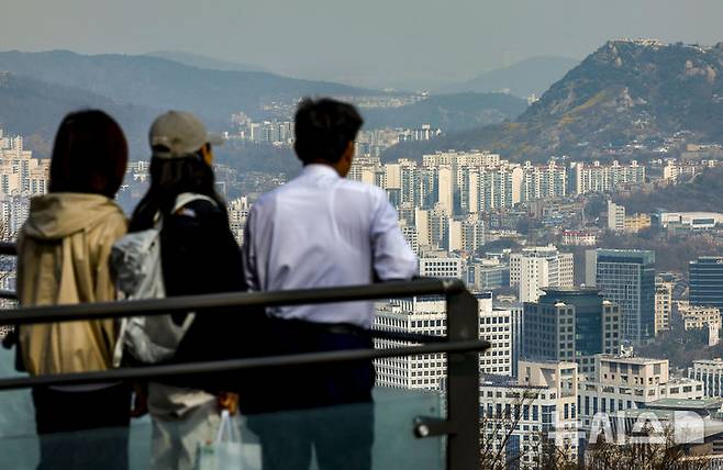 [서울=뉴시스] 정병혁 기자 = 29일 서울 중구 남산에서 서울시내 아파트가 보이고 있다.서울 부동산 시장의 관망세가 갈수록 짙어지고 있다. 다주택자 양도소득세 중과 유예 종료를 앞두고 강남3구(강남·서초·송파구)와 한강벨트(마포·용산·성동·강동·광진·동작구)를 중심으로 절세 매물이 쏟아지고 있지만, 매수자와 매도자 간 ‘줄다리기’가 본격화하는 모습이다. 다주택자 양도소득세 중과 부활을 앞두고 매물은 빠르게 쌓이고 있다. 부동산 빅데이터 업체 아실에 따르면 이날 기준 서울 아파트 매물은 7만8897건으로, 한 달 전(7만784건)보다 11.4% 증가했다. 2026.03.29. jhope@newsis.com