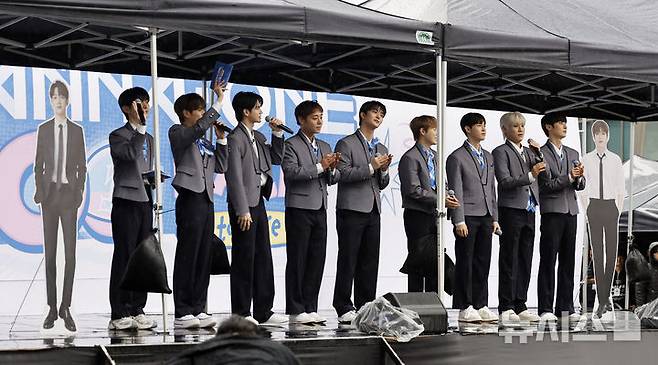 [서울=뉴시스] 김혜진 기자 = 그룹 워너원(Wanna One)이 6일 오전 서울 마포구 DMC 문화공원에서 엠넷플러스(Mnet Plus) 새 예능 프로그램 'WANNA ONE GO : Back to Base'(워너원 고 : 백투베이스) 공개에 앞서 오프닝 세레머니 행사를 열고 팬들과 만나고 있다. 2026.04.06. jini@newsis.com