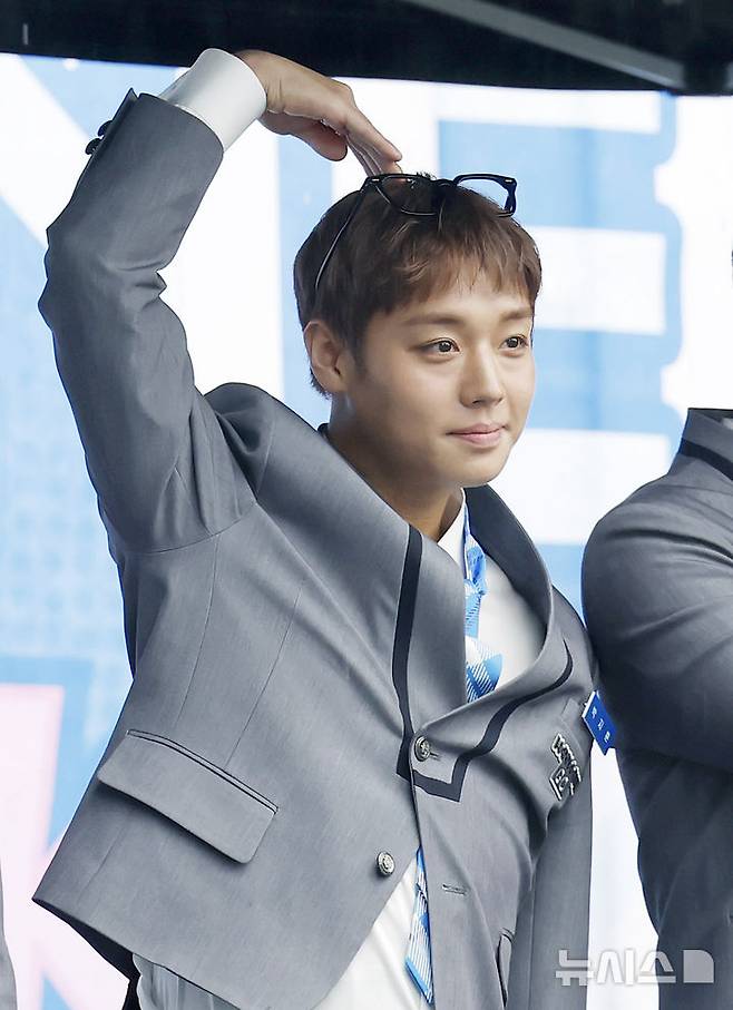 [서울=뉴시스] 김혜진 기자 = 그룹 워너원 박지훈이 6일 오전 서울 마포구 DMC 문화공원에서 엠넷플러스(Mnet Plus) 새 예능 프로그램 'WANNA ONE GO : Back to Base'(워너원 고 : 백투베이스) 공개에 앞서 오프닝 세레머니 행사를 열고 팬들과 만나고 있다. 2026.04.06. jini@newsis.com