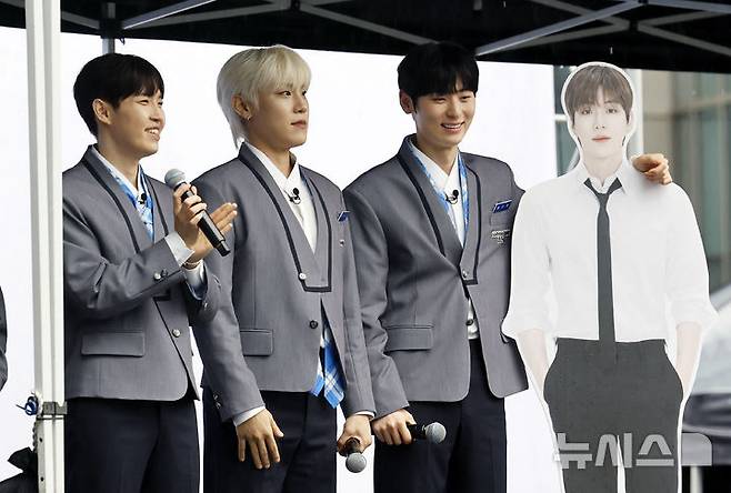[서울=뉴시스] 김혜진 기자 = 그룹 워너원 김재환(왼쪽부터), 박우진, 황민현이 6일 오전 서울 마포구 DMC 문화공원에서 엠넷플러스(Mnet Plus) 새 예능 프로그램 'WANNA ONE GO : Back to Base'(워너원 고 : 백투베이스) 공개에 앞서 오프닝 세레머니 행사를 열고 팬들과 만나고 있다. 2026.04.06. jini@newsis.com