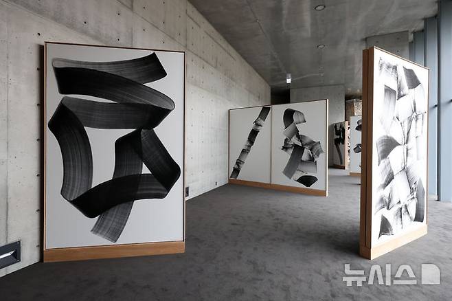 [원주=뉴시스] 박진희 기자 = 한솔문화재단의 뮤지엄 SAN은 6일 강원 원주시 뮤지엄 산에서 한국 현대 미술 작가 이배의 개인전 'En attendant: 기다리며' 기자간담회를 갖고 숯을 매개로 자연과 인간, 시간과 존재가 교차하는 관계망을 심층적으로 조망한 작품을 선보이고 있다. 이번 전시는 뮤지엄 SAN 개관 이래 최초로 선보이는 국내 작가 개인전이다. 2026.04.06. pak7130@newsis.com