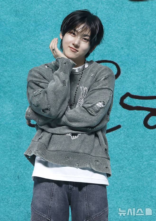 [서울=뉴시스] 김혜진 기자 = 그룹 킥플립 계훈이 6일 오후 서울 광진구 예스24라이브홀에서 열린 네 번째 미니앨범 '마이 퍼스트 킥' 쇼케이스에서 포즈를 취하고 있다. 2026.04.06. jini@newsis.com