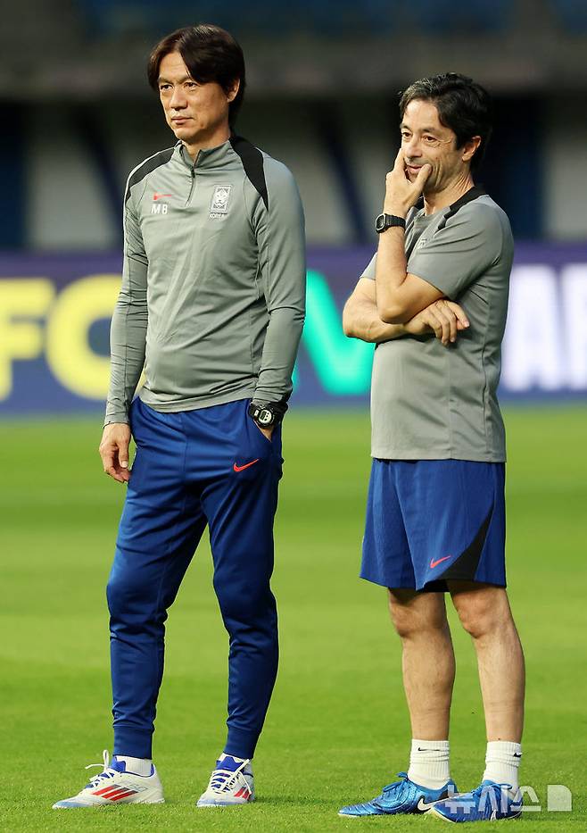 [쿠웨이트시티(쿠웨이트)=뉴시스] 이영환 기자 = 홍명보 축구 대표팀 감독과 주앙 아로소 수석코치가 13일오후(현지시각) 쿠웨이트 자베르 알아흐마드 국제경기장에서 선수들의 훈련을 지켜보고 있다.홍명보 감독이 이끄는 축구 대표팀은 14일 쿠웨이트 자베르 알아흐마드 국제경기장에서 쿠웨이트와 북중미 월드컵 아시아 3차 예선 B조 5차전을 치른다. 2024.11.13. 20hwan@newsis.com