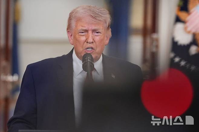 [워싱턴=AP/뉴시스]미국·이스라엘의 이란 공습으로 시작된 전쟁이 38일을 맞은 6일(현지 시간), 미국과 이란이 '즉각 휴전·호르무즈 해협 개방 후 포괄적 종전 합의'를 골자로 하는 2단계 종전안을 수령해 논의 중이라는 보도가 나왔다. 사진은 도널드 트럼프 미국 대통령이 1일 백악관 크로스홀에서 이란 전쟁 관련 대국민 연설을 하는 모습. 2026.04.06.