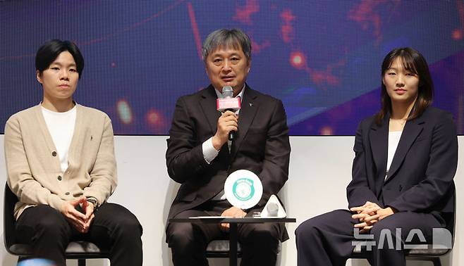 [서울=뉴시스] 홍효식 기자 = 6일 서울 용산구 서울드래곤시티에서 열린 2025-2026 여자프로농구 포스트시즌 미디어데이에서 하나은행 이상범(가운데) 감독이 출사표를 던지고 있다. 2026.04.06. yesphoto@newsis.com