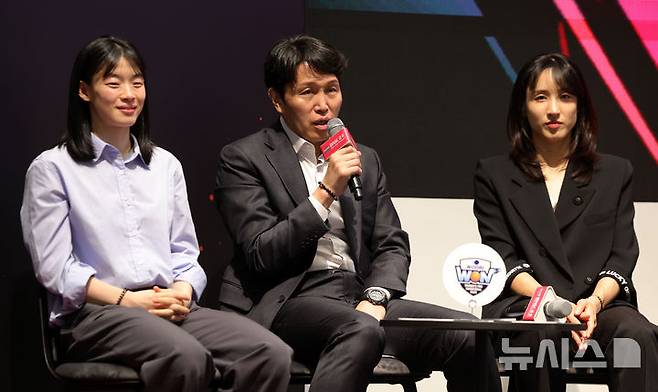[서울=뉴시스] 홍효식 기자 = 6일 서울 용산구 서울드래곤시티에서 열린 2025-2026 여자프로농구 포스트시즌 미디어데이에서 우리은행 위성우(가운데) 감독이 출사표를 던지고 있다. 2026.04.06. yesphoto@newsis.com